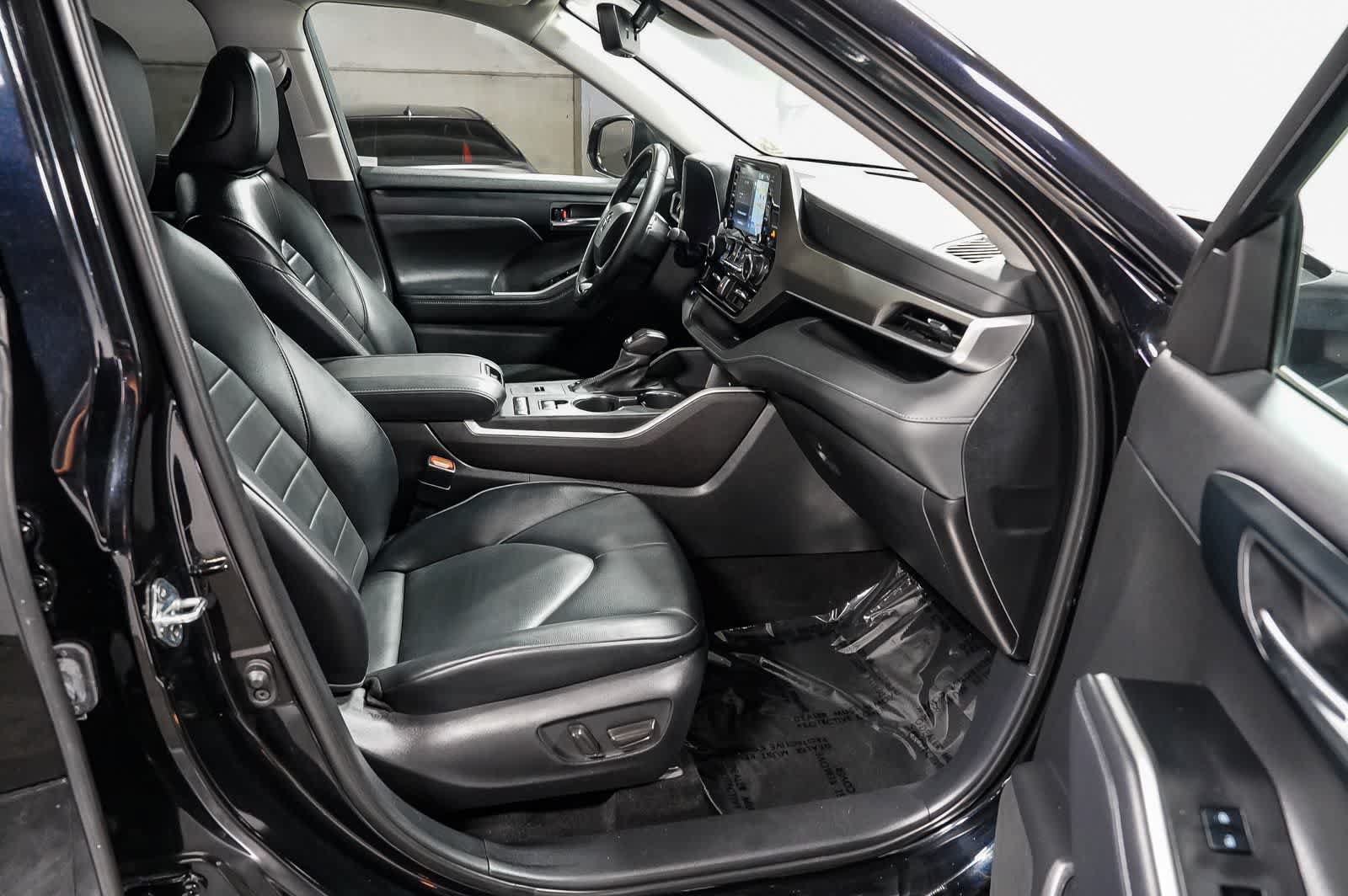 Used 2022 Toyota Highlander XLE FWD image 17