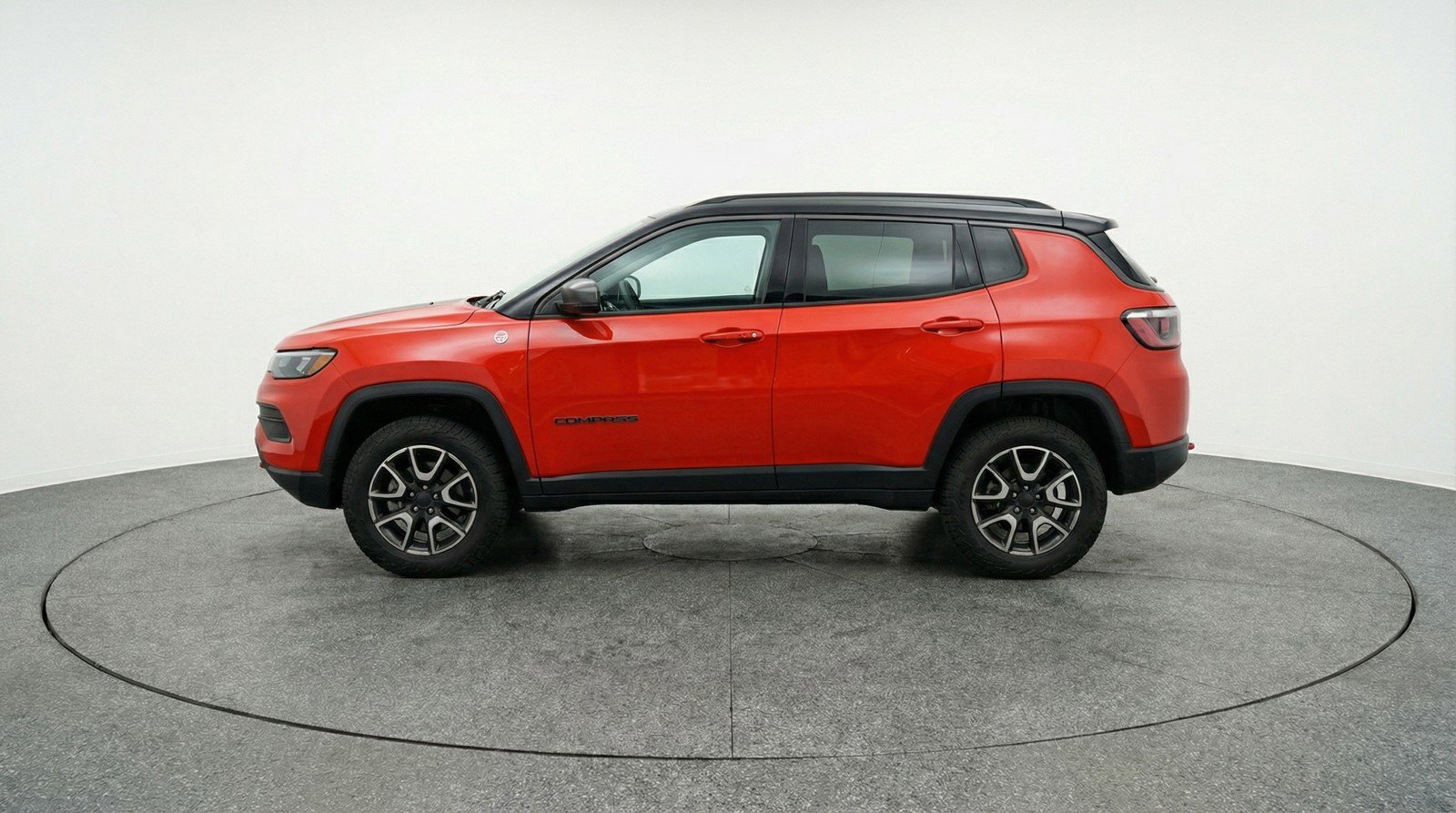 Used 2025 Jeep Compass Trailhawk image 5