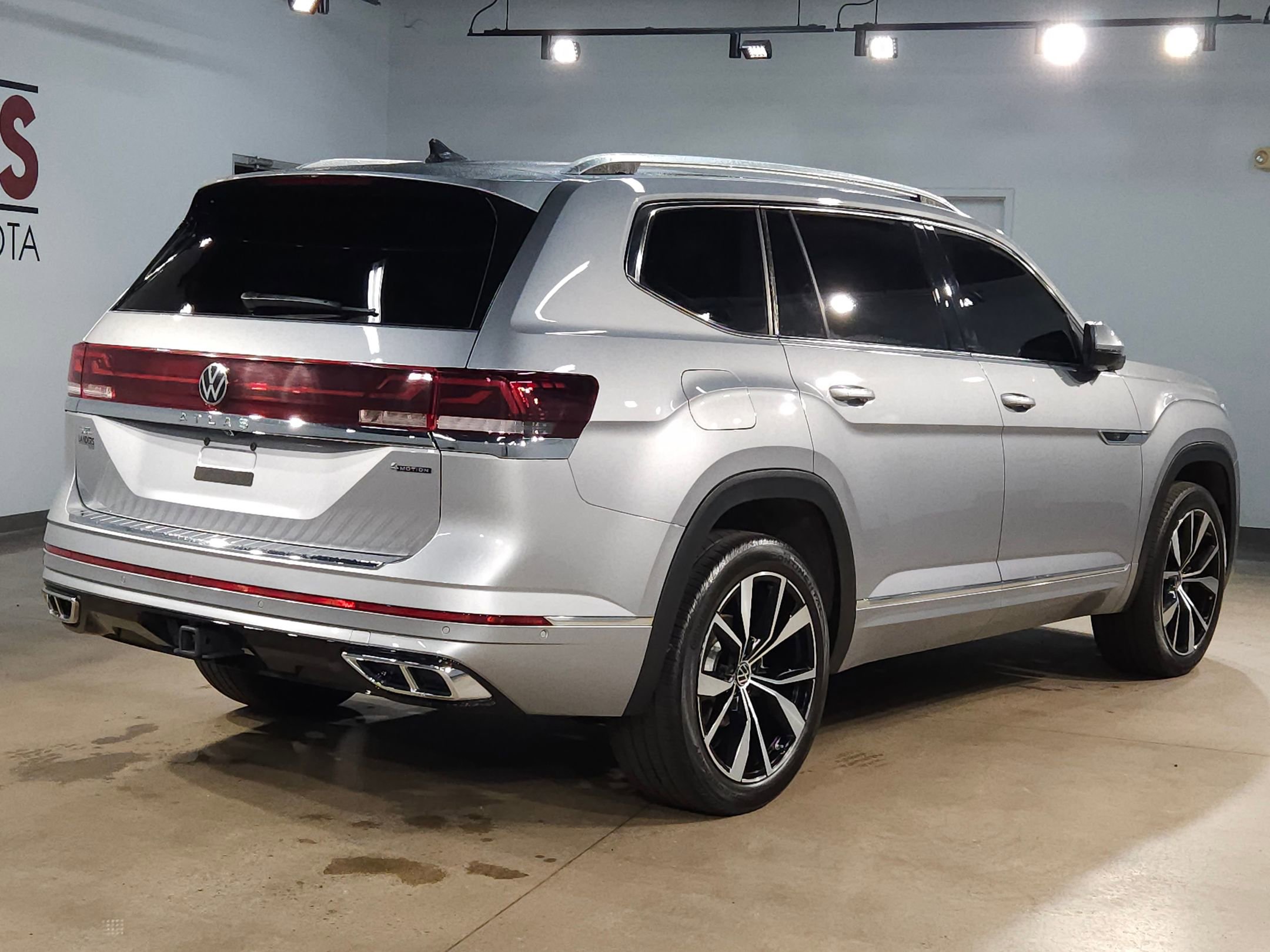 Used 2024 Volkswagen Atlas SEL Premium R-Line AWD/4WD image 7