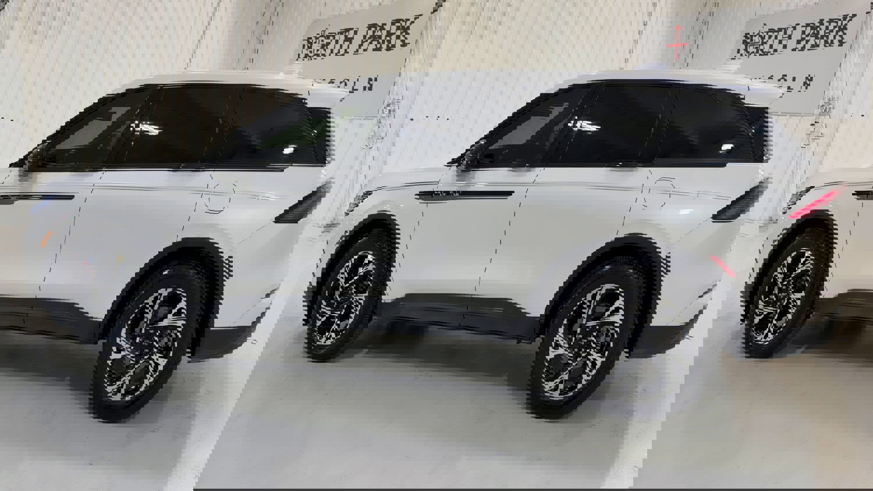 Used 2025 Lincoln Nautilus Premier w/ Jet Appearance Package image 7