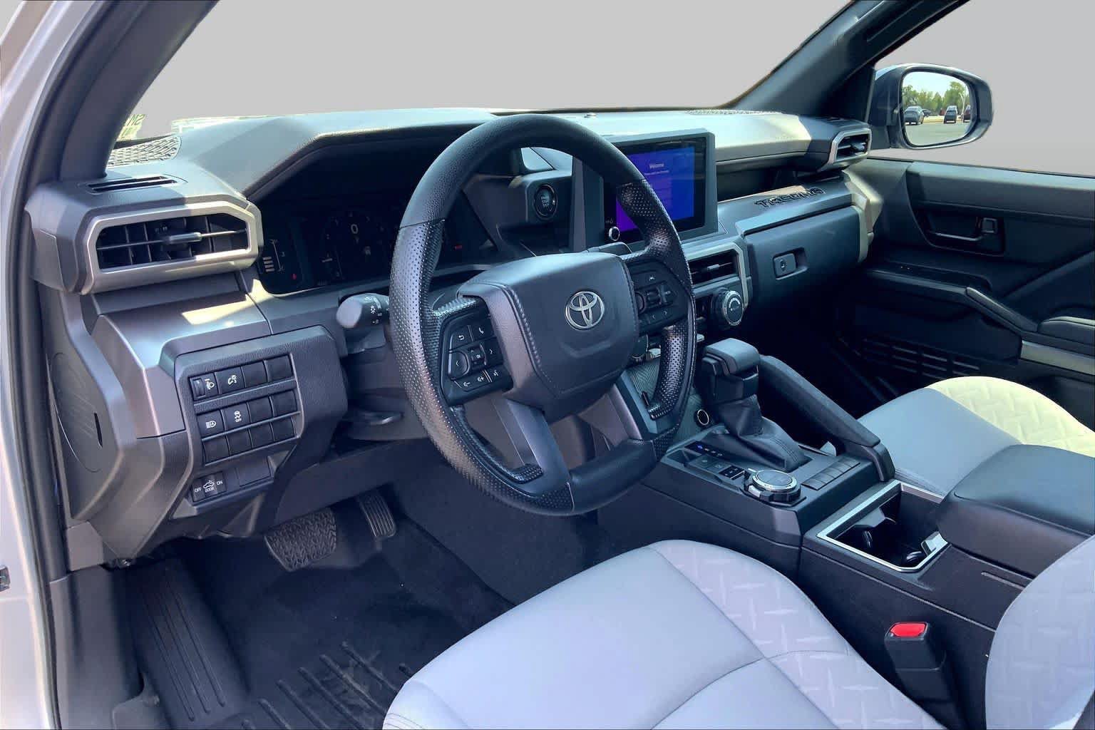 Used 2025 Toyota Tacoma SR5 AWD/4WD image 18