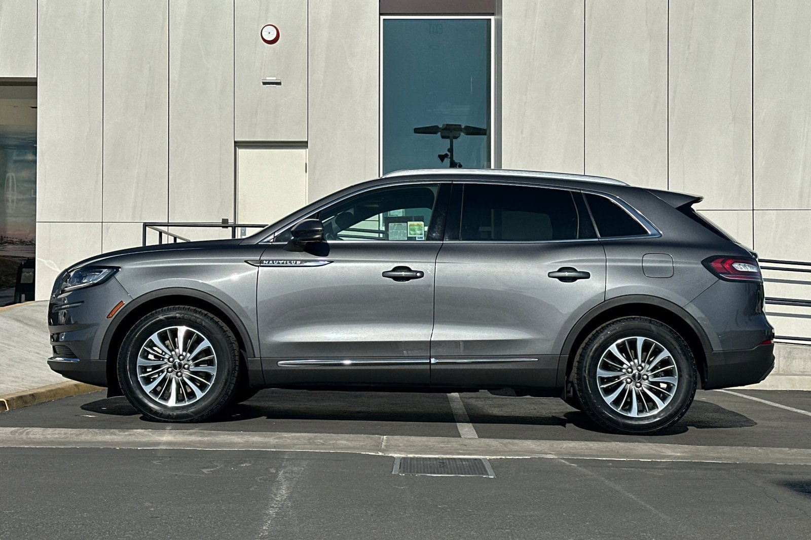 Used 2022 Lincoln Nautilus Reserve w/ Luxury Package image 6