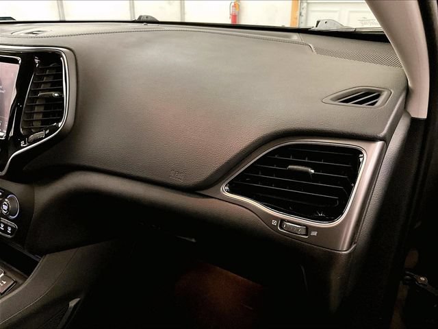 Used 2019 Jeep Cherokee Limited w/ Technology Group AWD/4WD image 16
