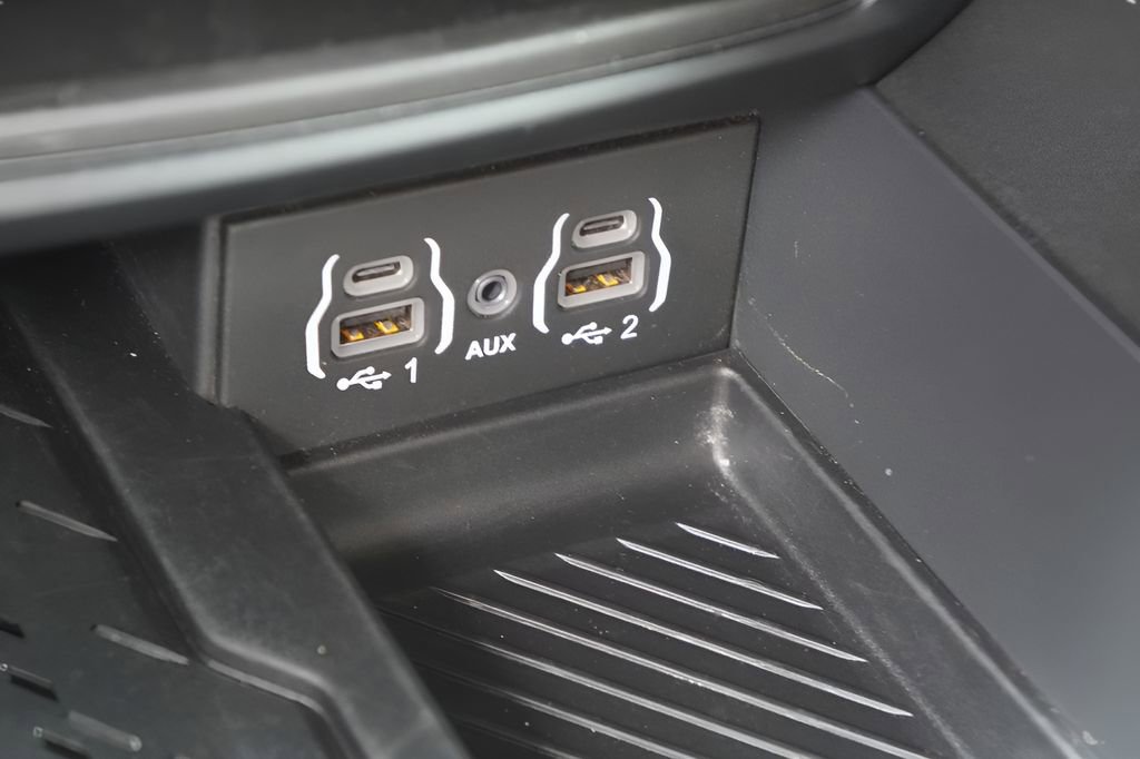 Used 2025 Chrysler Pacifica Limited image 28