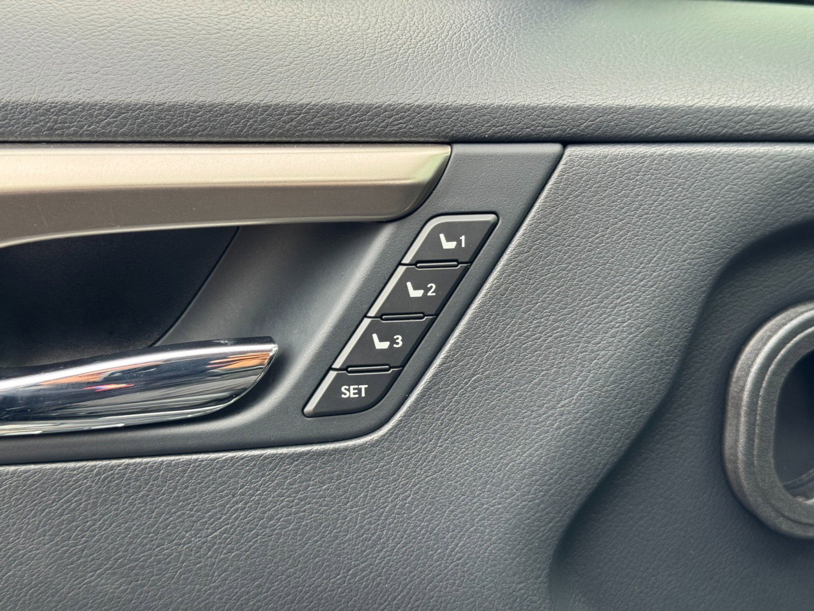 Used 2021 Lexus RX 350L Luxury w/ Accessory Package image 17