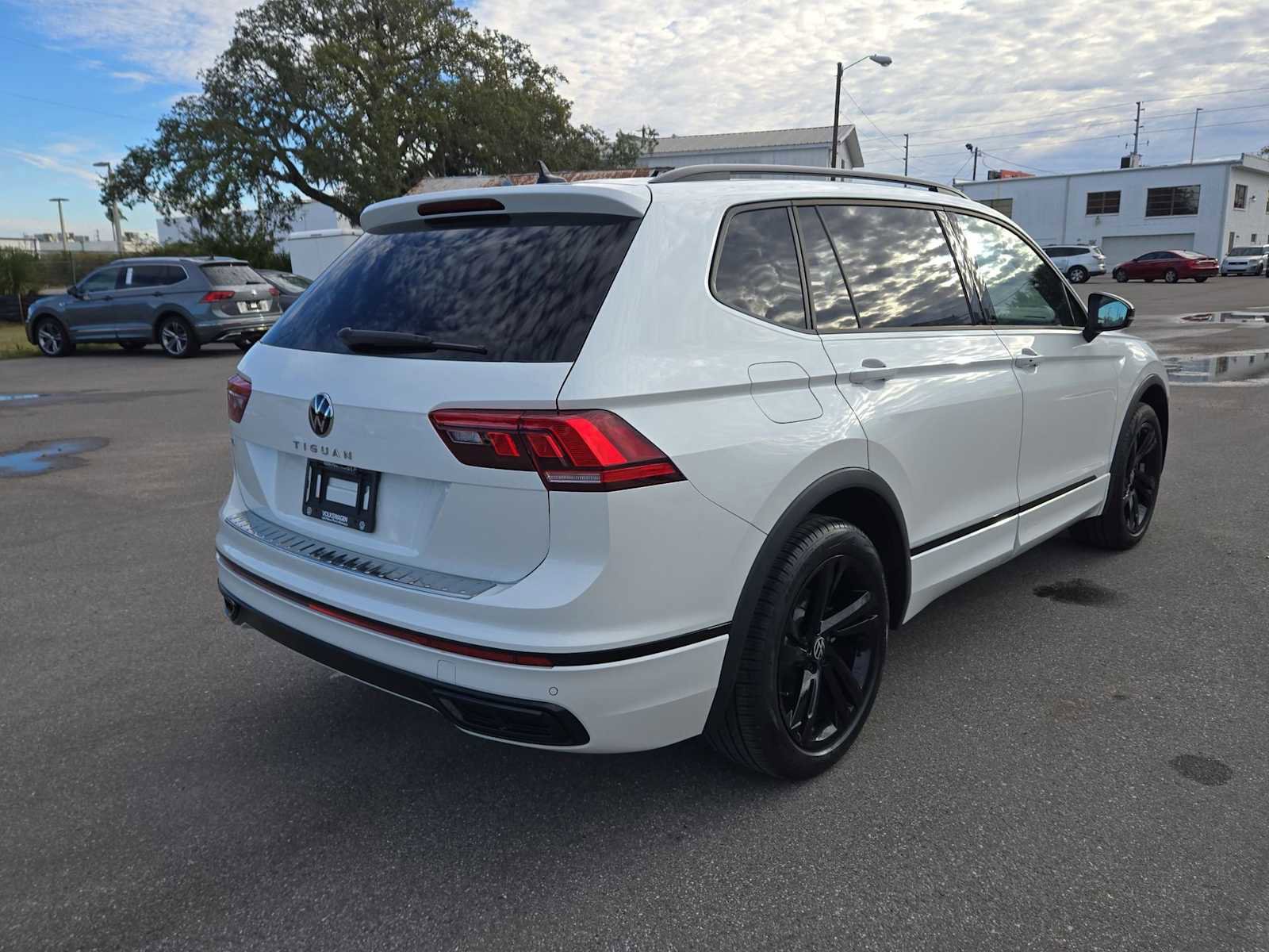 Used 2023 Volkswagen Tiguan SE R-Line image 14