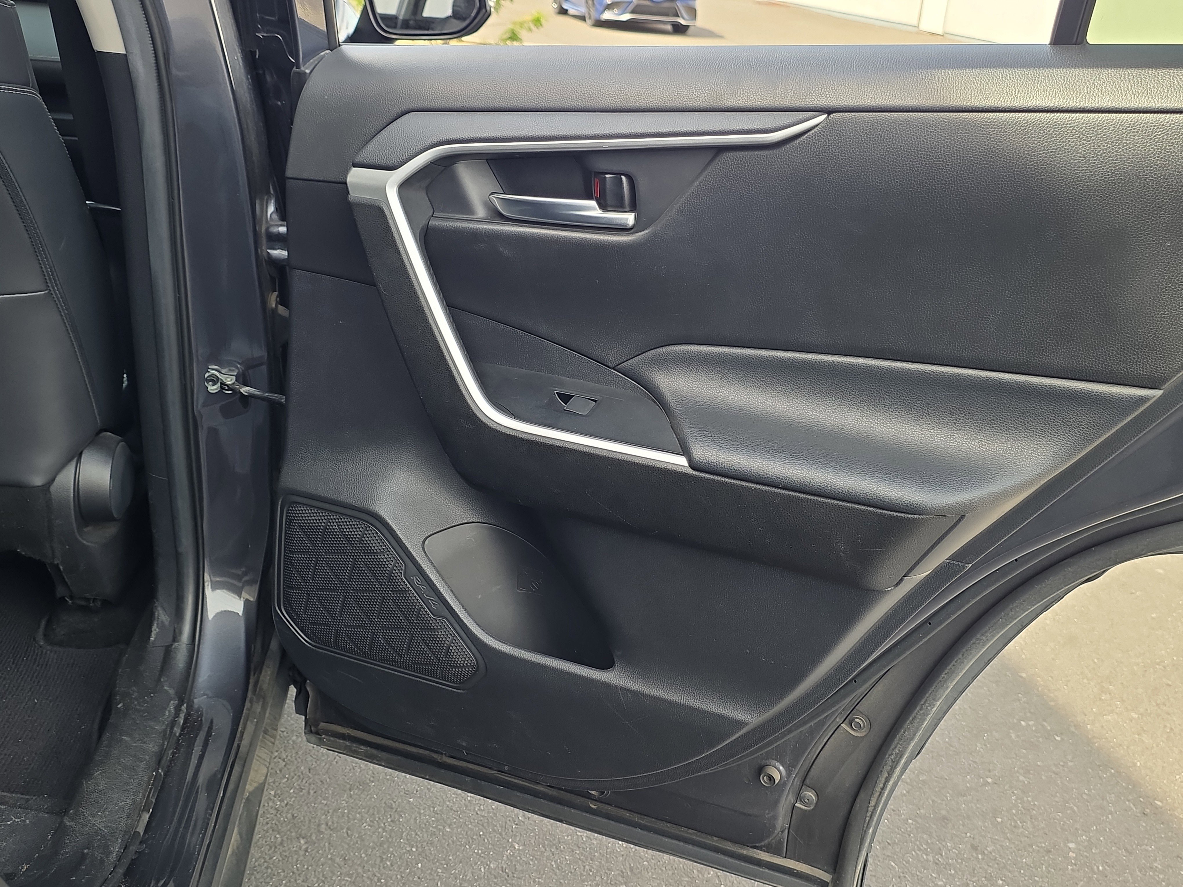 Used 2020 Toyota RAV4 XLE Premium image 31