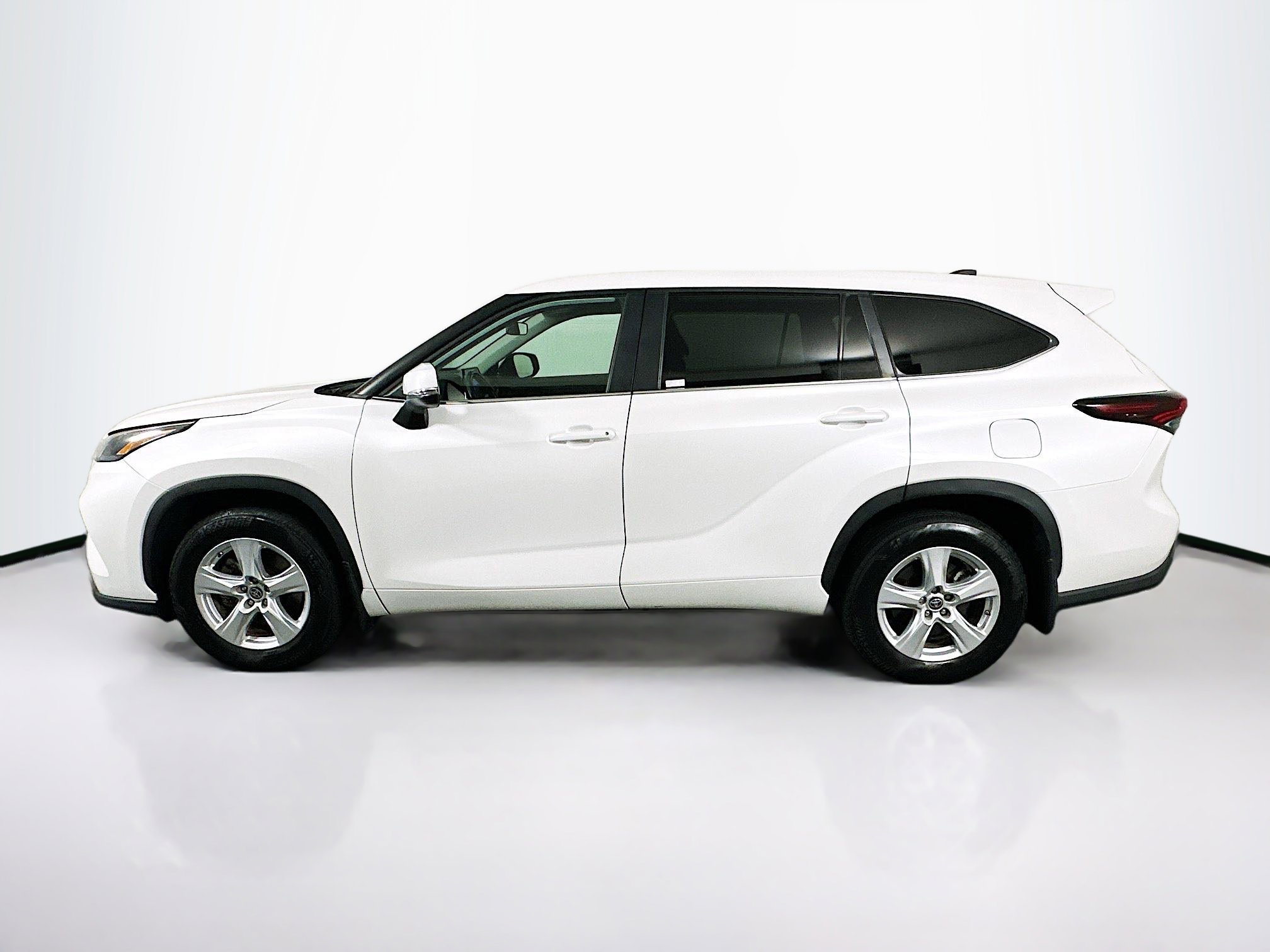 Used 2024 Toyota Highlander LE image 4