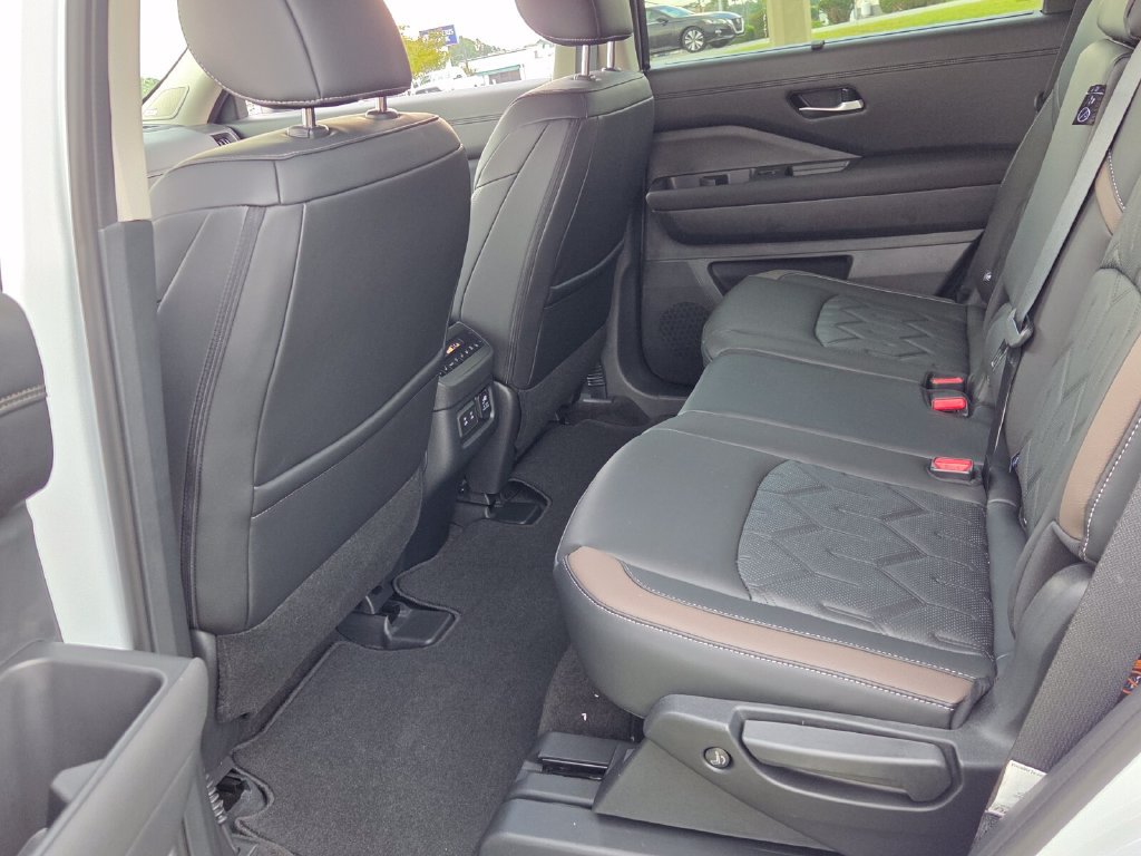 New 2026 Nissan Pathfinder Platinum w/ Accent Package FWD image 6