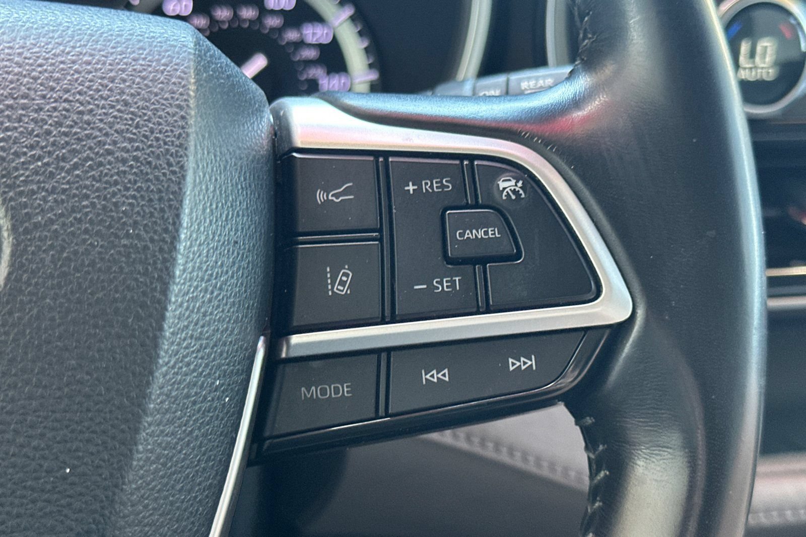 Used 2022 Toyota Highlander XLE AWD/4WD image 29