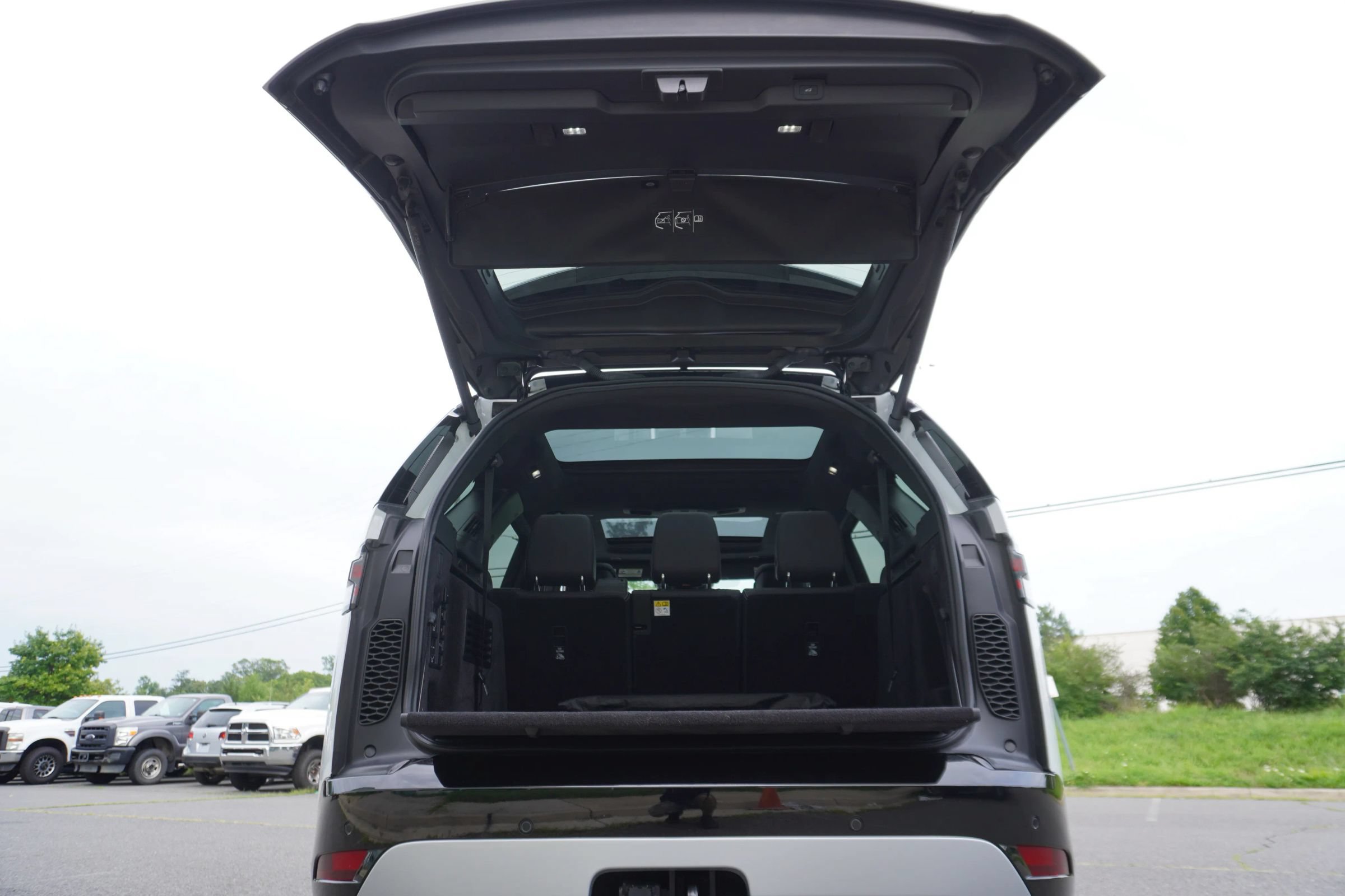 Used 2024 Land Rover Discovery Metropolitan Edition AWD/4WD image 27