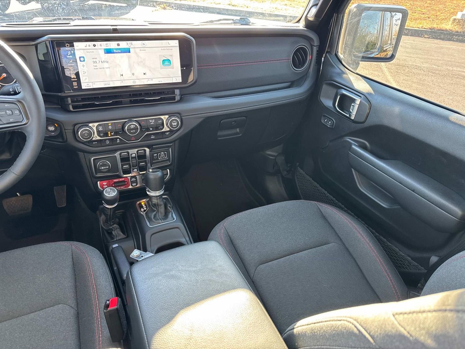 Used 2025 Jeep Gladiator Rubicon w/ Convenience Group image 18