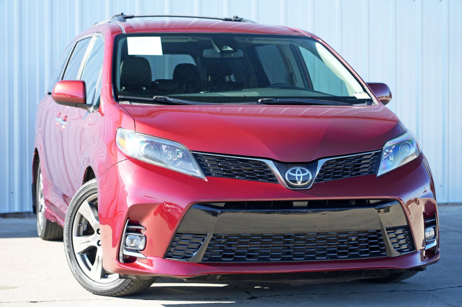 Used 2019 Toyota Sienna SE w/ Carpet Mat Package FWD image 2