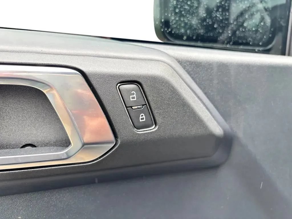 Used 2025 Ford Bronco Outer Banks AWD/4WD image 24