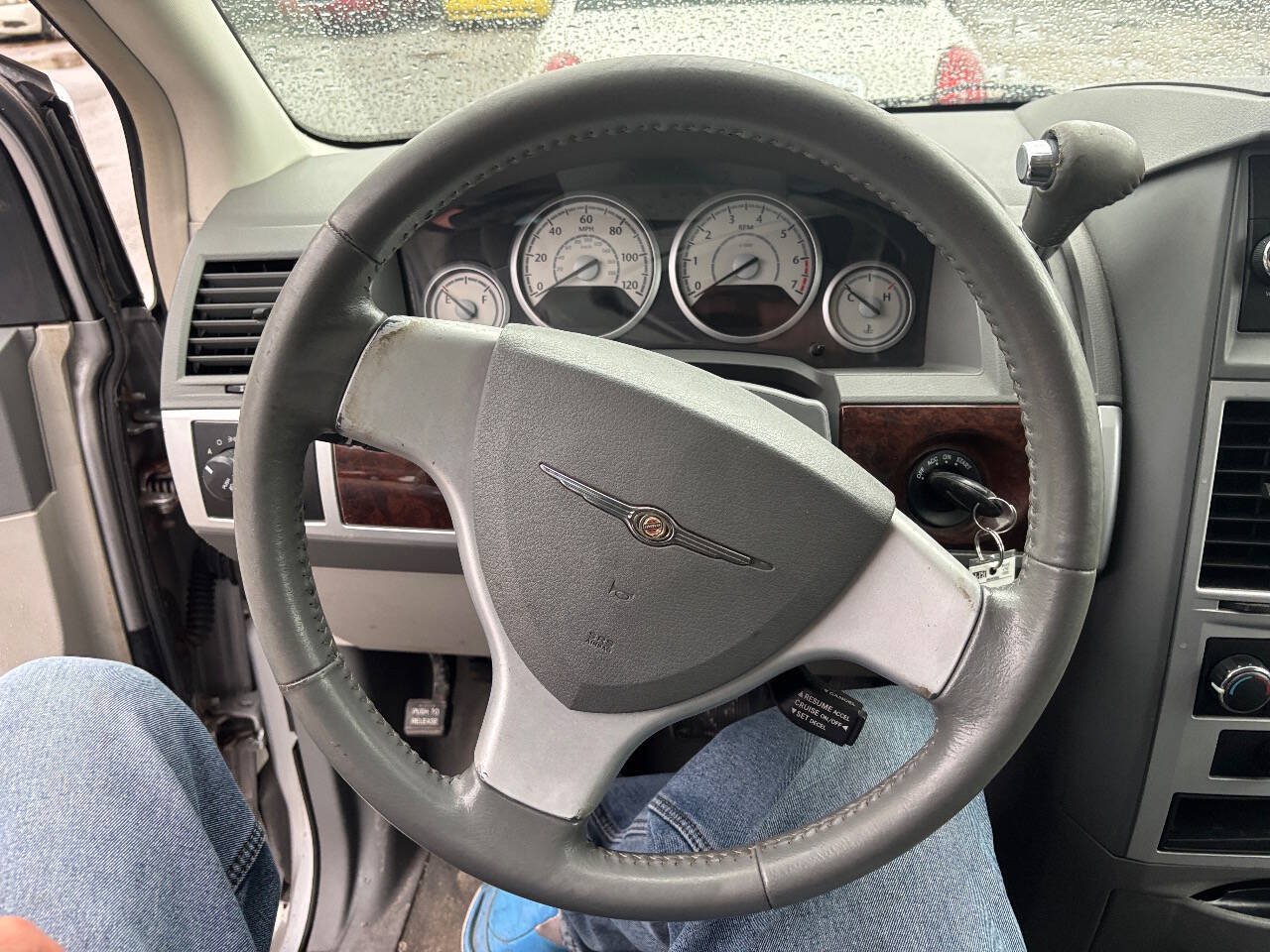 Used 2010 Chrysler Town & Country Touring FWD image 11