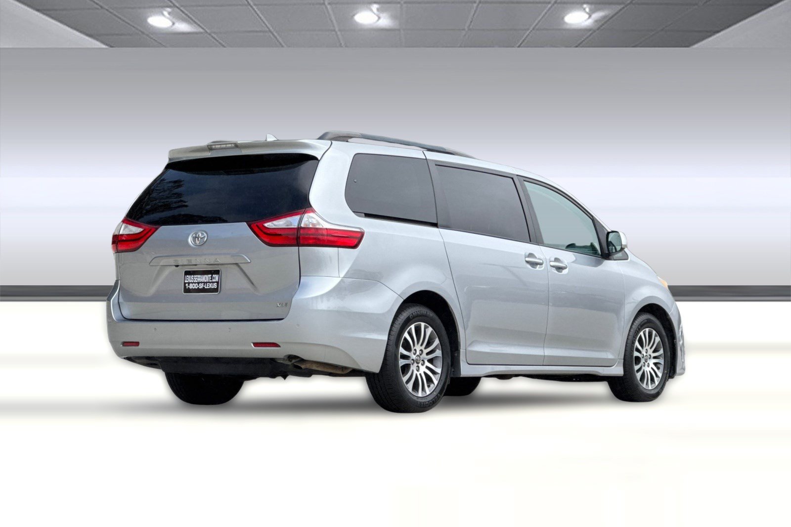 Used 2018 Toyota Sienna XLE w/ XLE Navigation Package FWD image 8