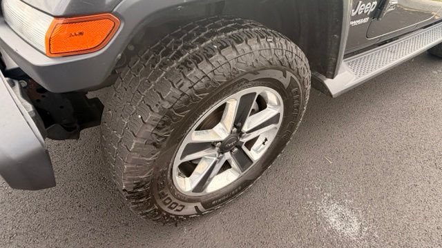 Used 2018 Jeep Wrangler Unlimited Sahara AWD/4WD image 10
