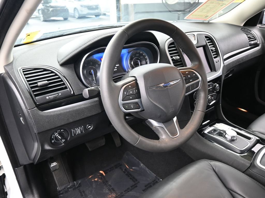 Used 2023 Chrysler 300 Touring L image 10