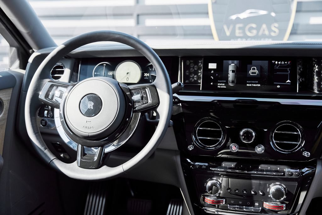 Used 2025 Rolls-Royce Phantom Sedan RWD image 65