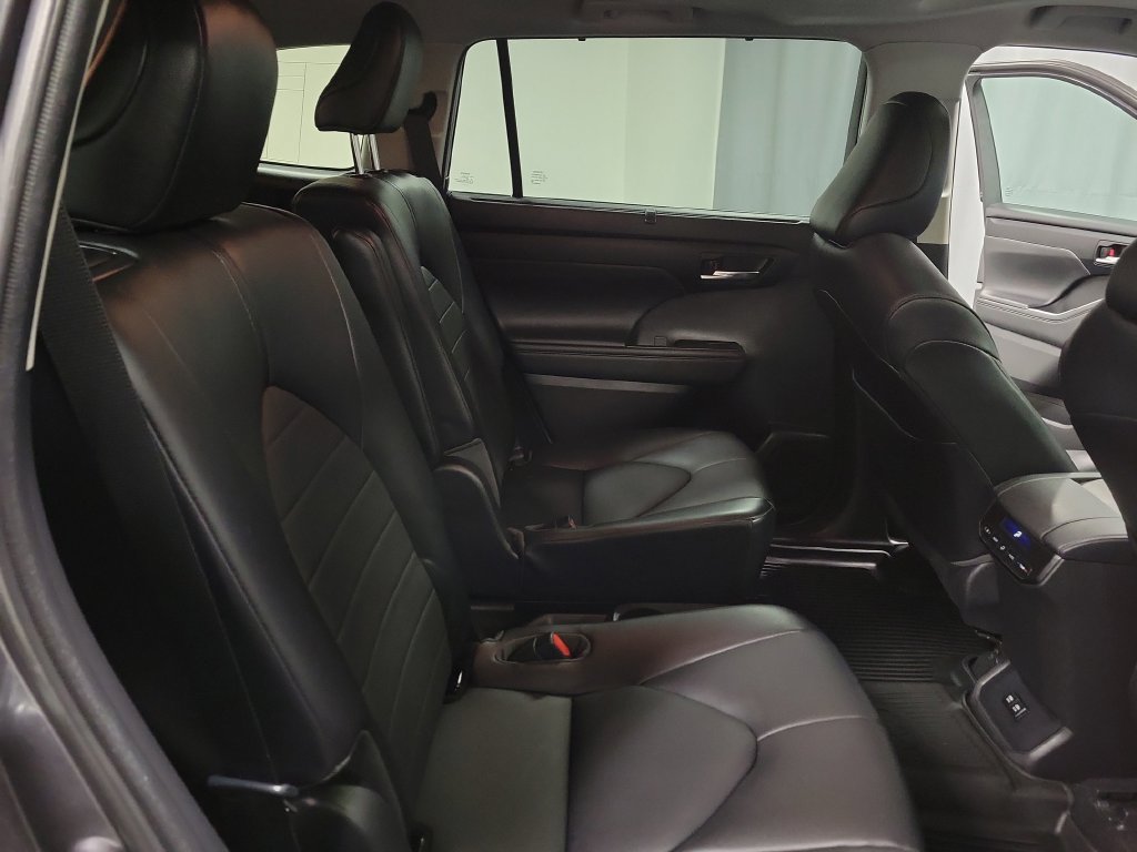 Used 2021 Toyota Highlander XLE AWD/4WD image 34