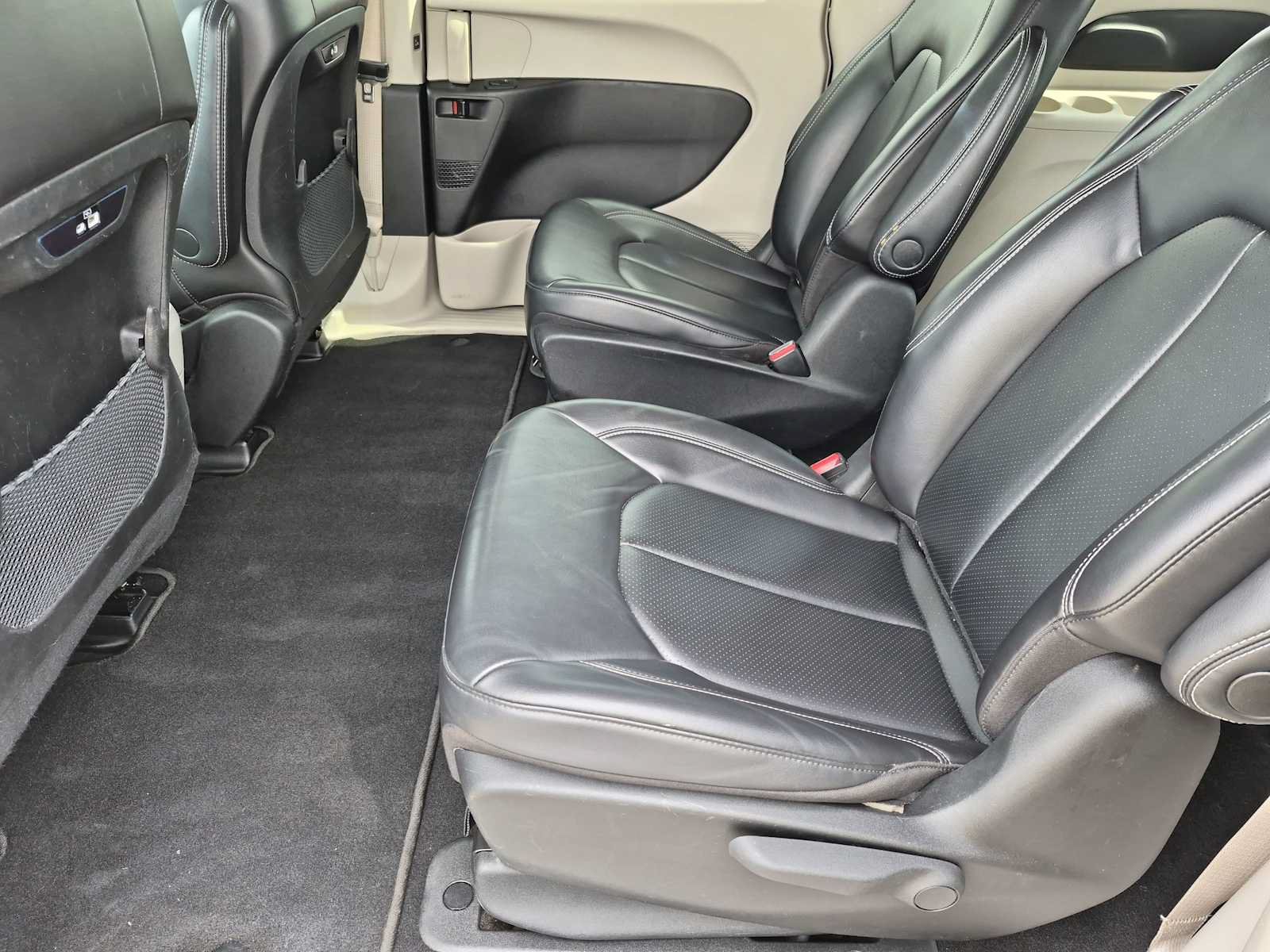 Used 2023 Chrysler Pacifica Touring-L FWD image 18