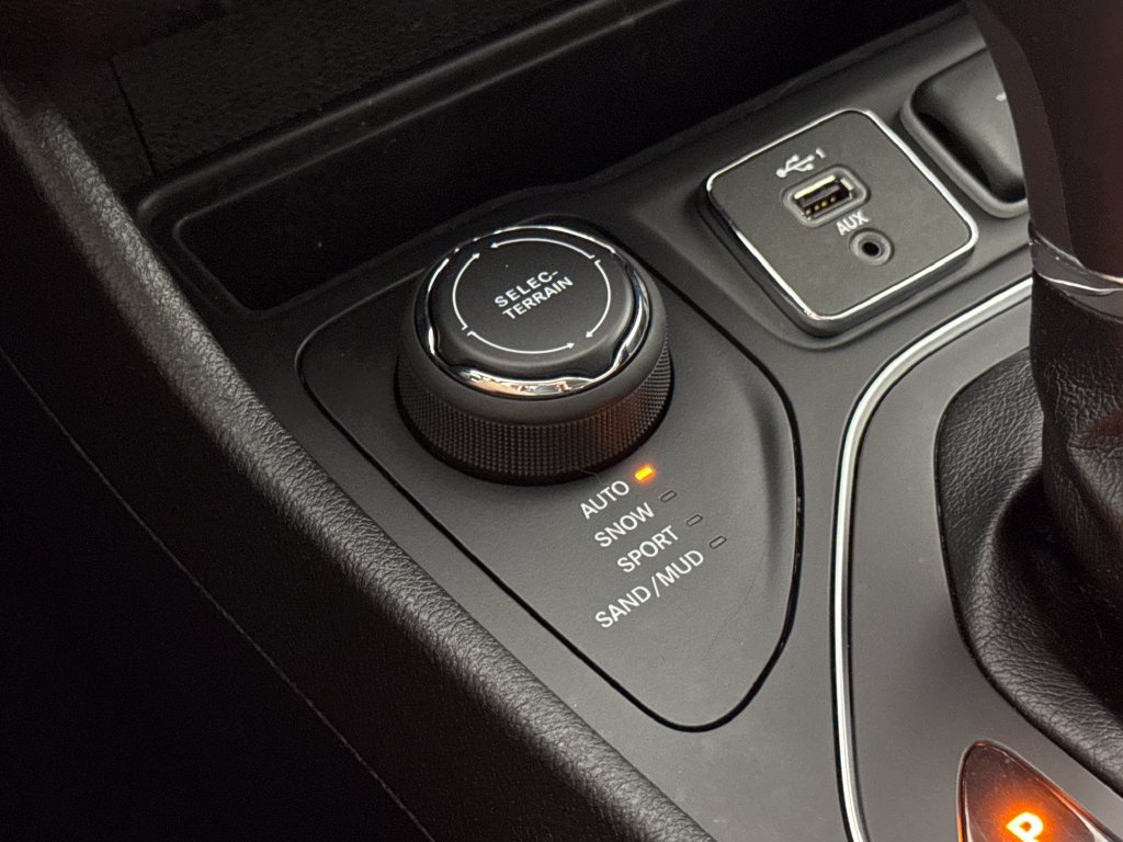 Used 2020 Jeep Cherokee Latitude Plus w/ Cold Weather Group AWD/4WD image 21