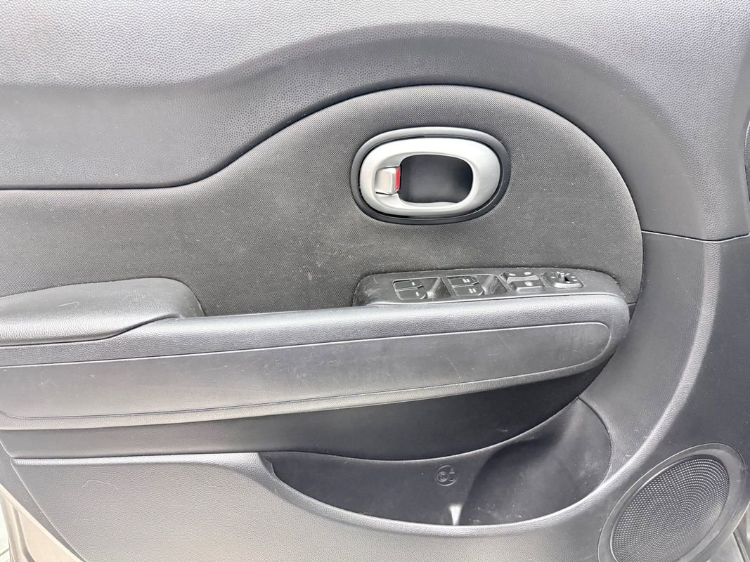 Used 2016 Kia Soul + image 15