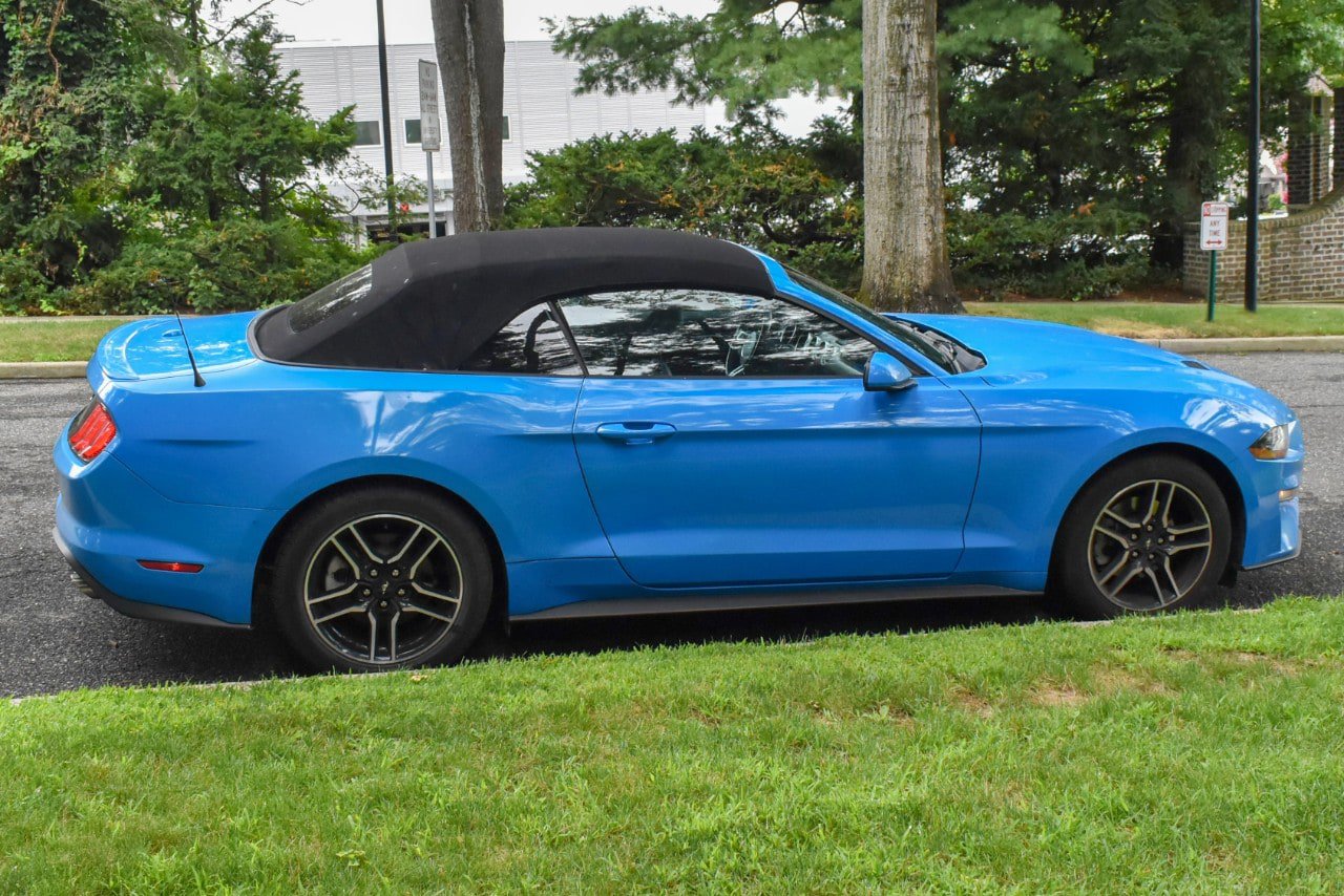 Used 2022 Ford Mustang Premium RWD image 9