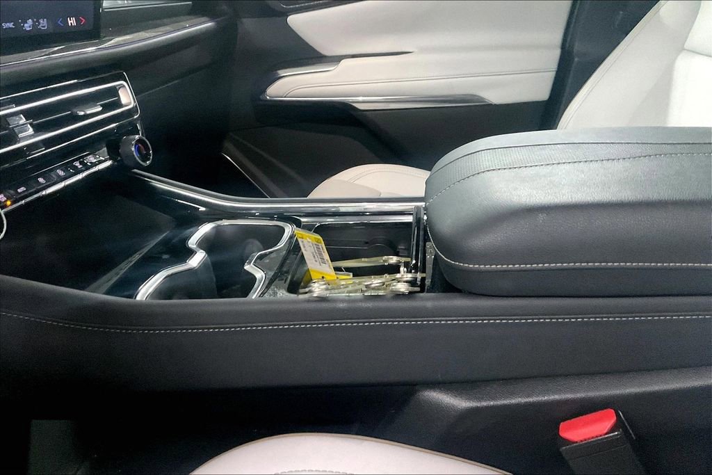 Used 2024 Chevrolet Traverse RS image 21