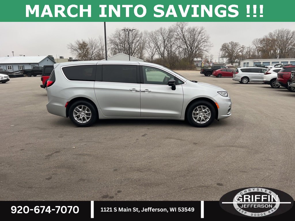 New 2026 Chrysler Pacifica Select image 9