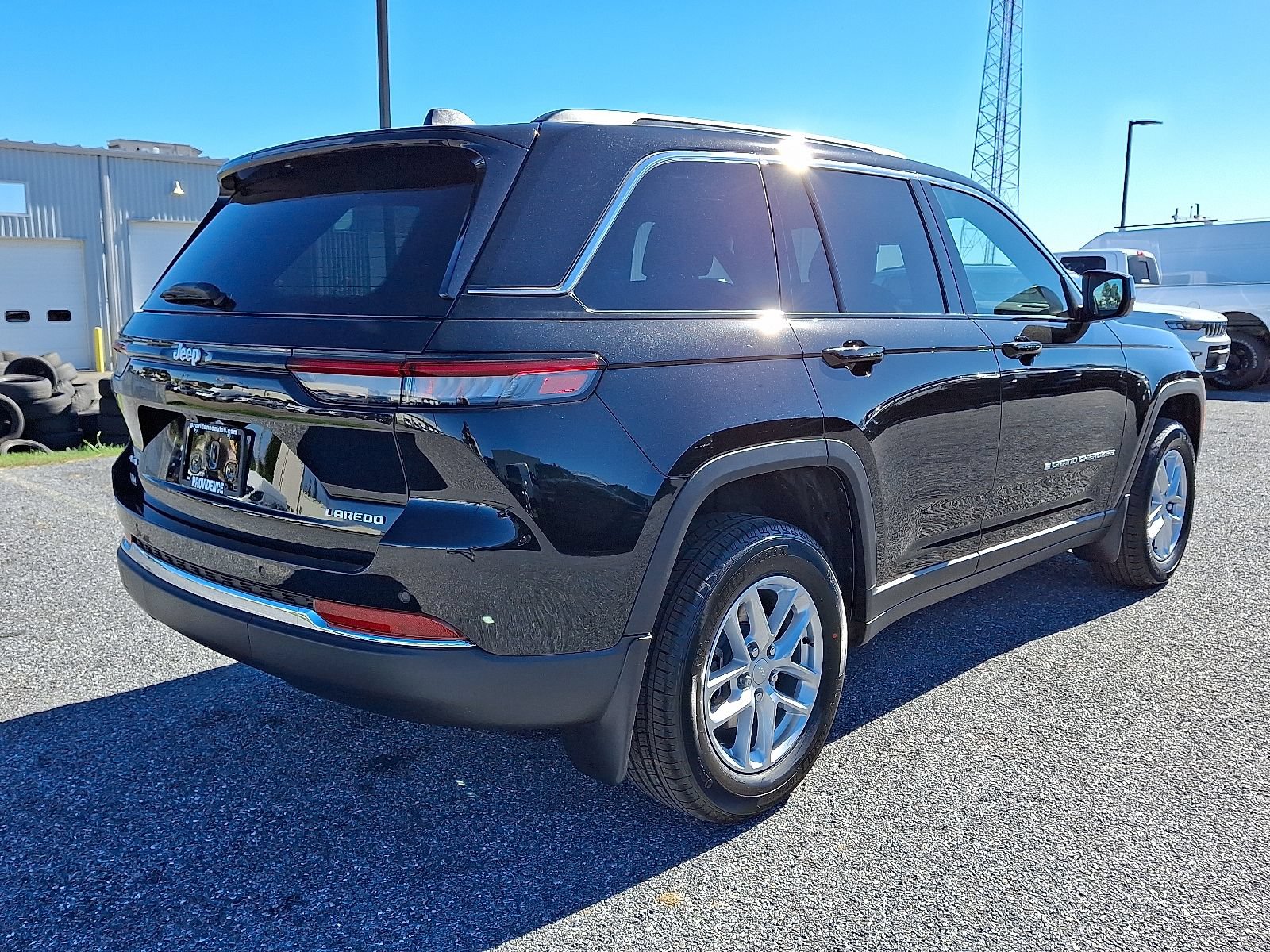New 2025 Jeep Grand Cherokee Laredo w/ Luxury Tech Group I AWD/4WD image 4