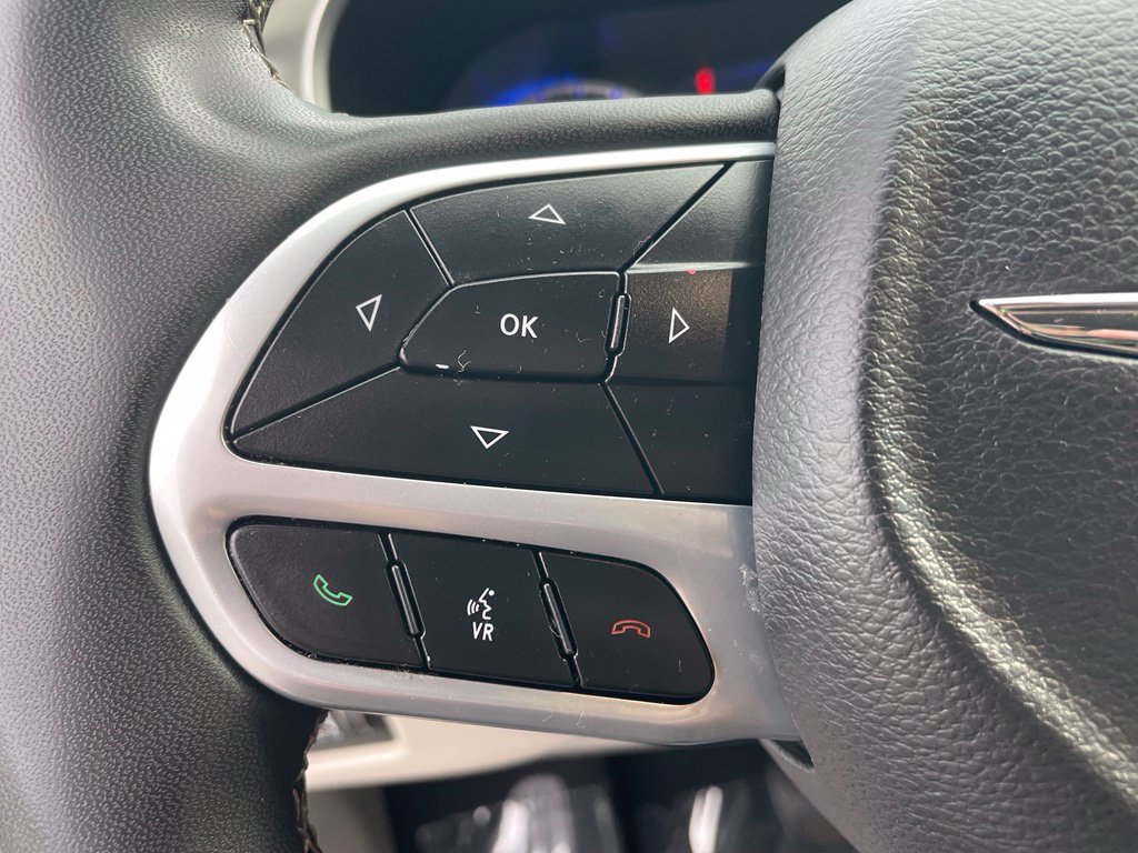 Used 2023 Chrysler Pacifica Touring-L FWD image 32