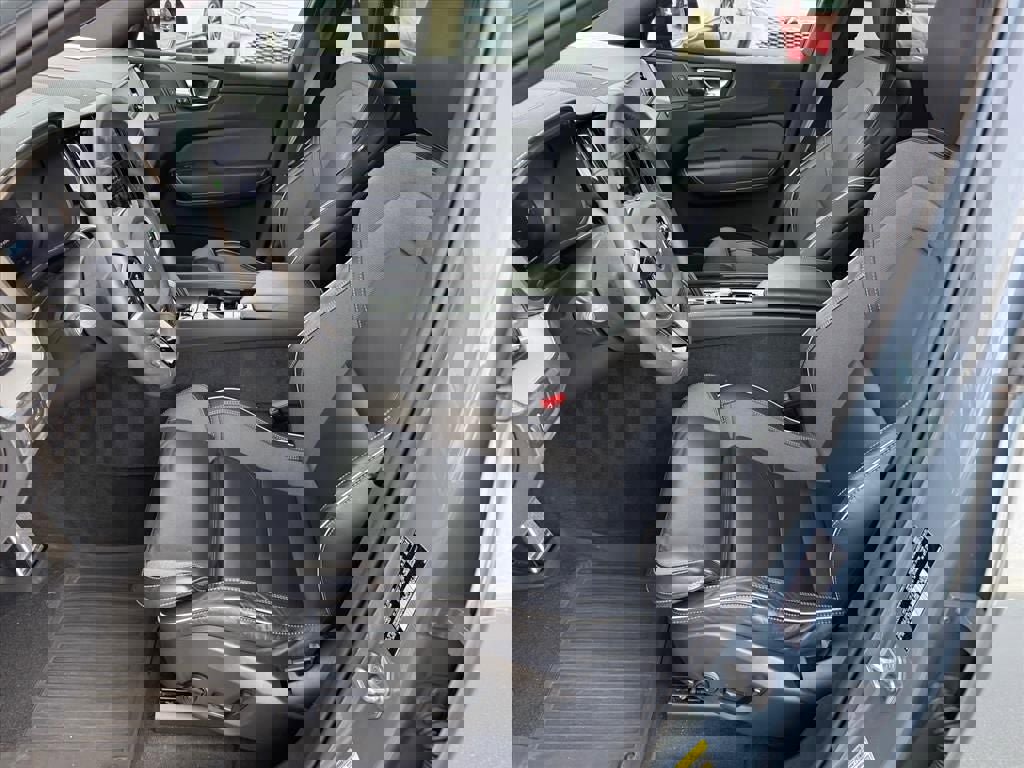 Used 2022 Volvo XC60 T8 R-Design w/ Advanced Package image 9