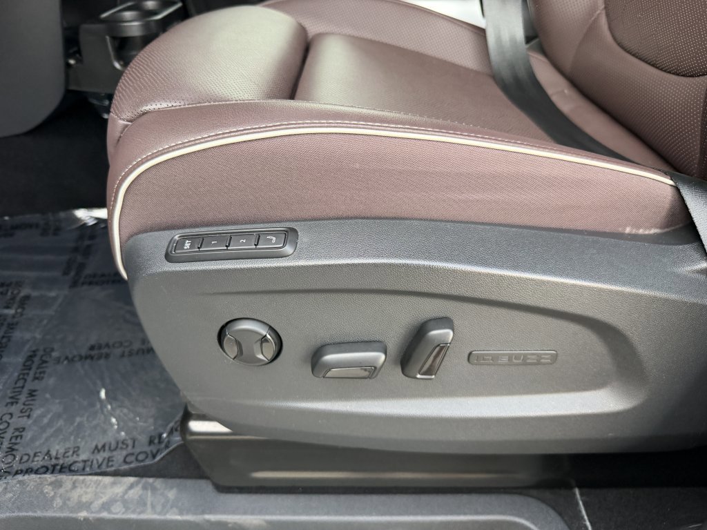 Used 2025 Volkswagen ID. Buzz Pro S RWD image 31