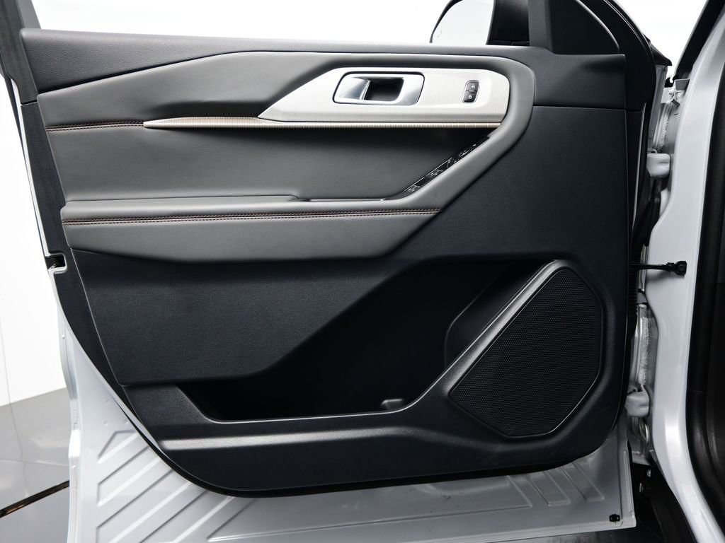 Used 2025 Ford Explorer Active w/ Active Comfort Package image 15