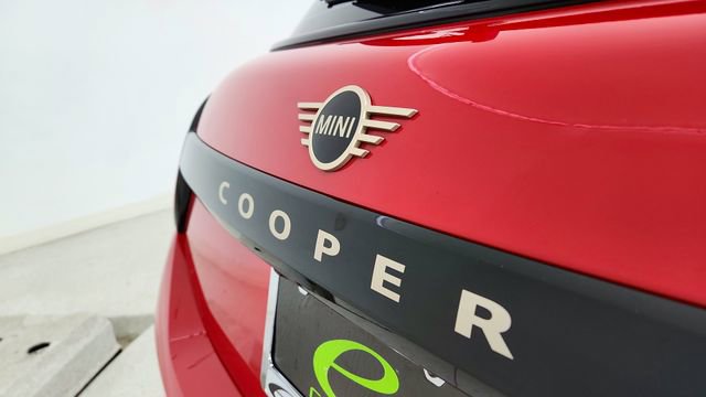 Used 2025 MINI Cooper 4-Door Hardtop image 17