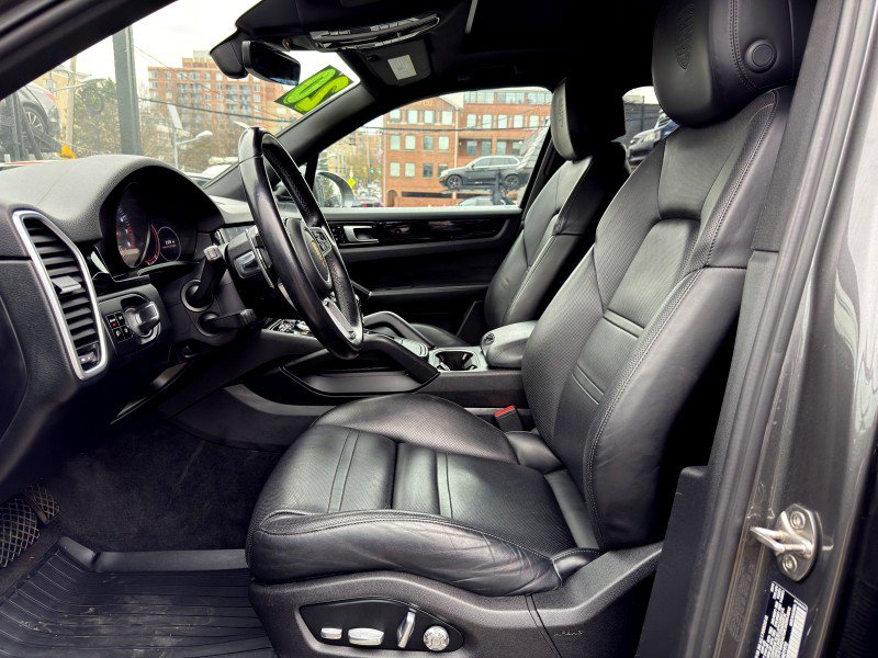 Used 2020 Porsche Cayenne image 16