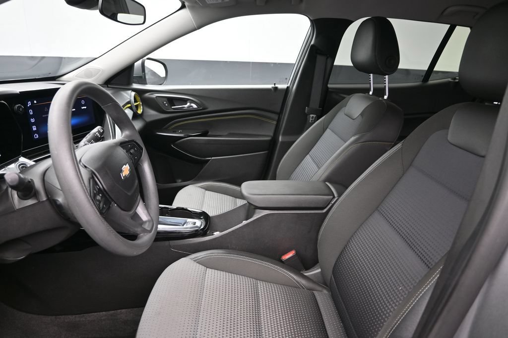 Used 2025 Chevrolet Trax LT FWD image 12
