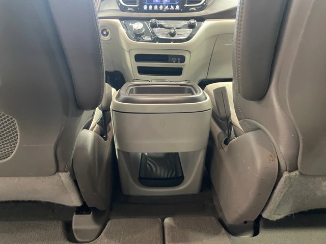 Used 2017 Chrysler Pacifica Touring-L FWD image 17