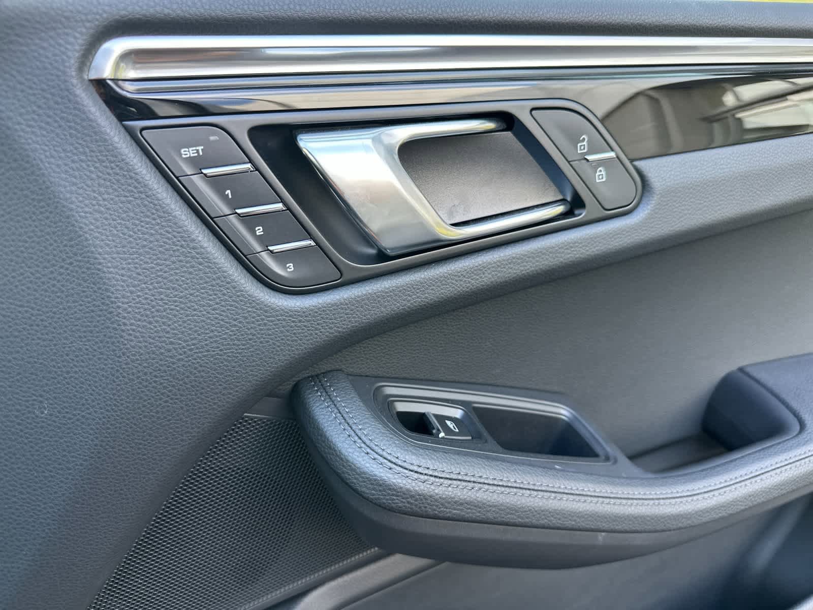 Certified 2025 Porsche Macan AWD/4WD image 19