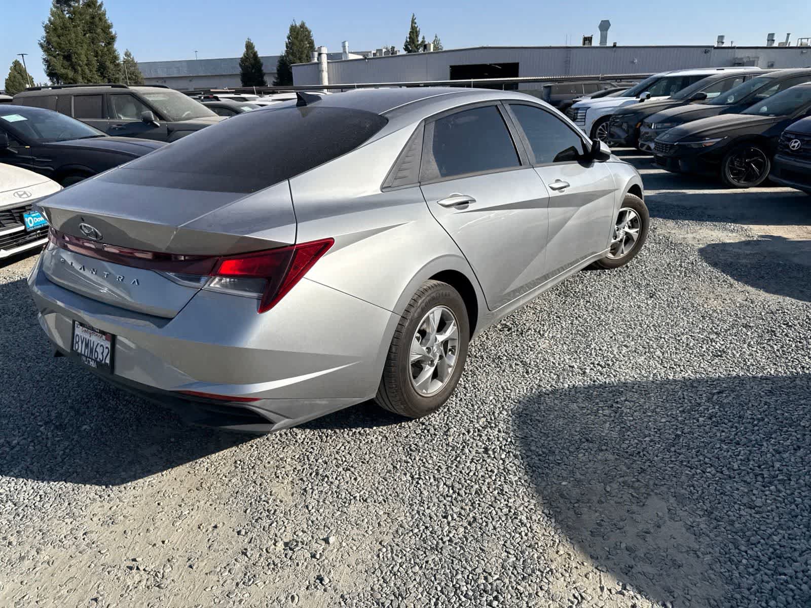 Used 2022 Hyundai Elantra SE w/ Preferred Accessory Package FWD image 5