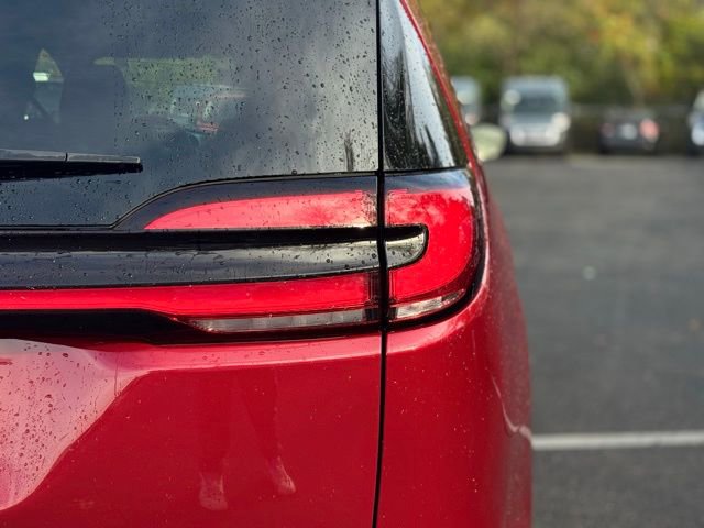 Certified 2025 Chrysler Pacifica Limited image 11