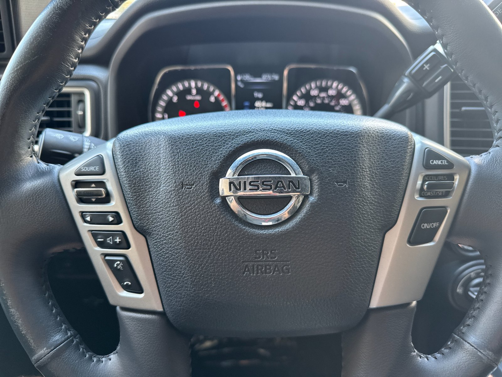Used 2018 Nissan Titan SV w/ SV Convenience Package AWD/4WD image 26