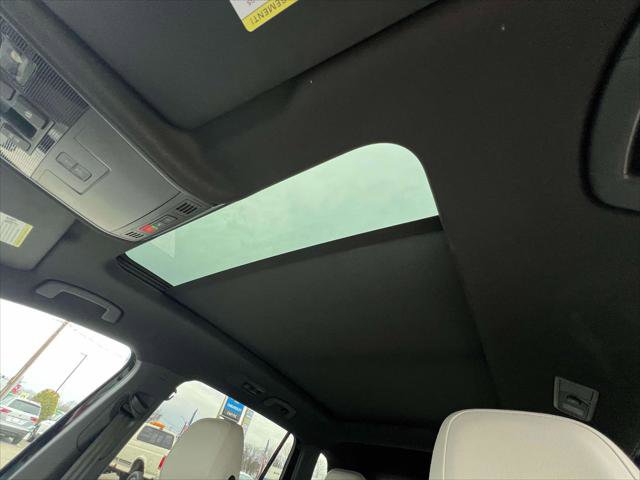 Used 2022 Volkswagen Tiguan SE R-Line image 34