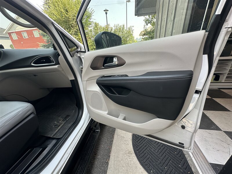 Used 2022 Chrysler Voyager LX FWD image 31