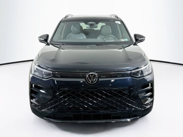 Certified 2025 Volkswagen Tiguan SE R-Line AWD/4WD image 2
