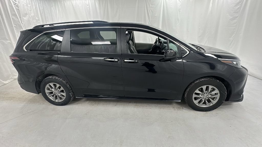 Used 2024 Toyota Sienna XLE image 2