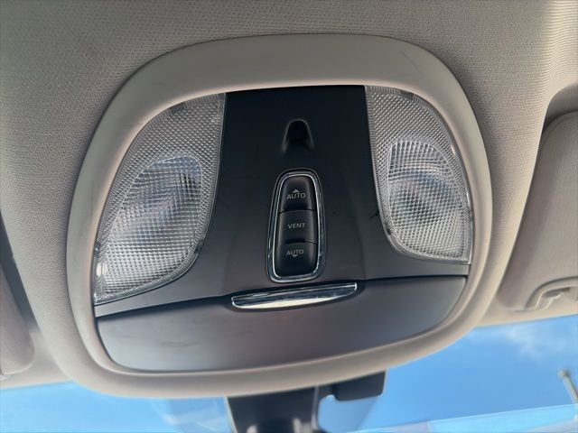 Used 2017 Chrysler 200 Limited Platinum w/ Comfort & Convenience Group FWD image 21