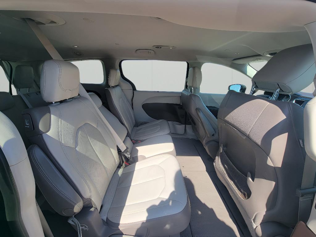 Used 2018 Chrysler Pacifica Touring-L image 32