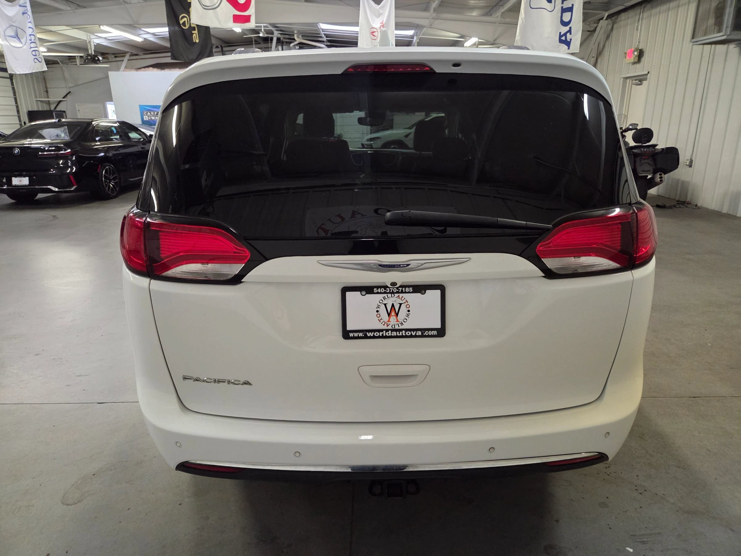 Used 2018 Chrysler Pacifica Touring-L Plus FWD image 6